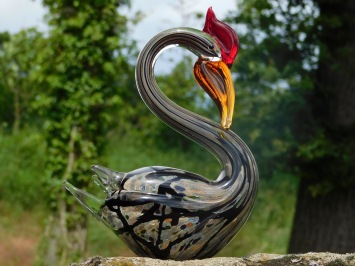 Glasgeblasener Schwan – handgefertigte Kunstskulptur – farbenfroh