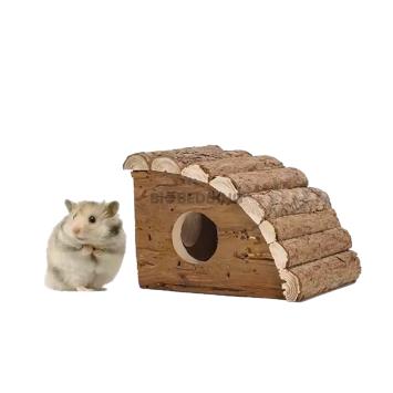 Houten knaagdierhuisje Vince met hamster ernaast als voorbeeld