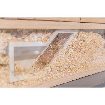 Houten observatiehuis met schuine trap