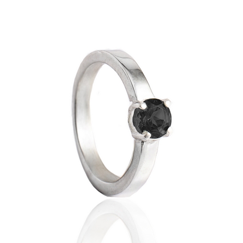 Zilveren ring met gesloten askamer en een 6mm zwarte zirkonia