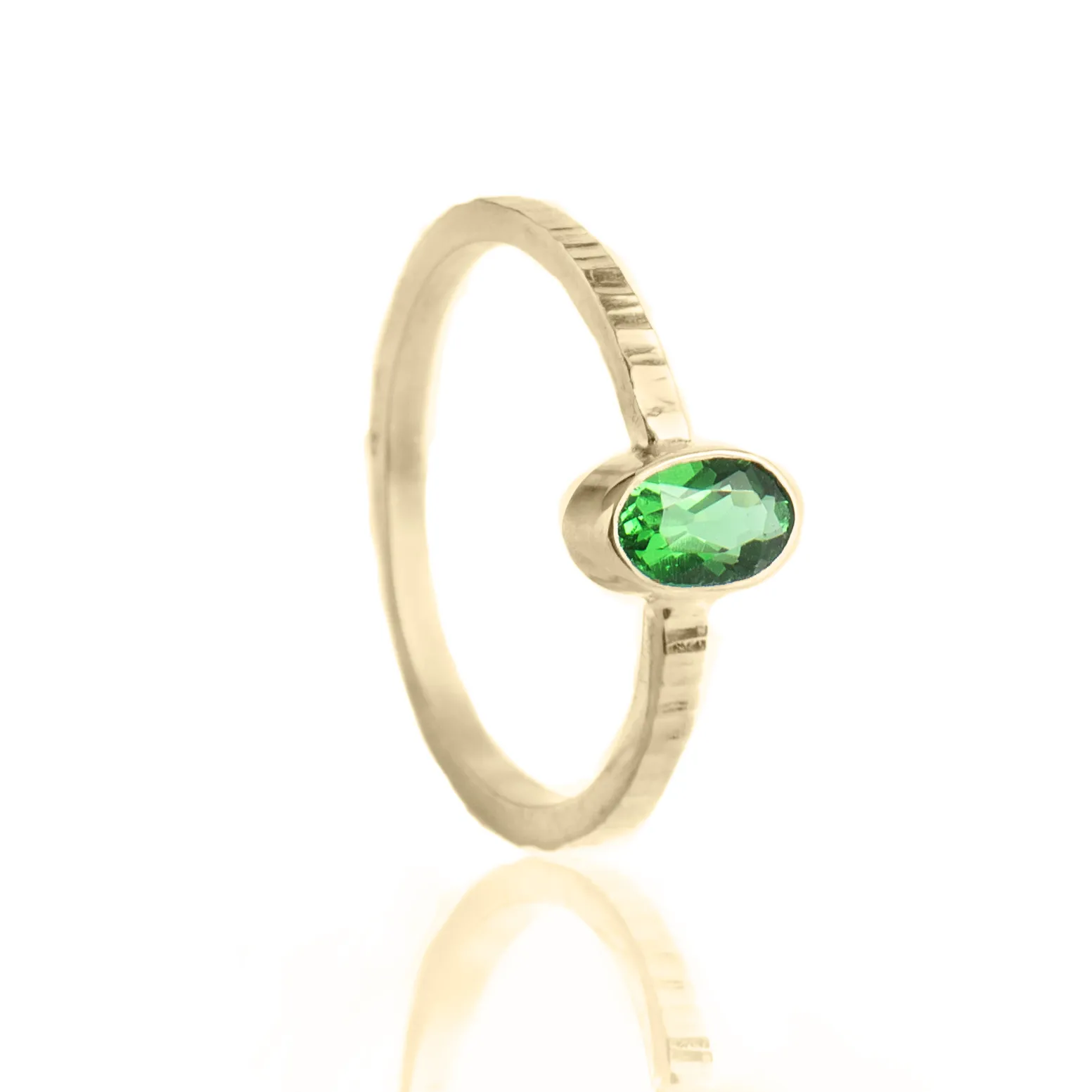 Rook abstract Berouw Gouden ring met askamer achter synt. smaragd van 6 x 4 mm