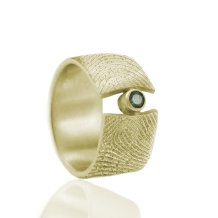 Gouden vingerafdruk ring met zetkast met steen