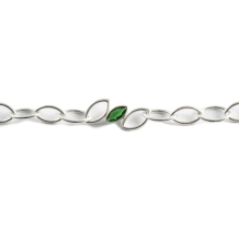 Zilveren armband met askamer achter markiesvormige synt. smaragd