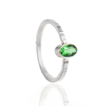 Zilveren ring met askamer achter synt. smaragd van 6 x 4 mm