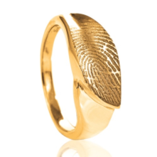 Gouden ring met vingerafdruk in gebogen vlak