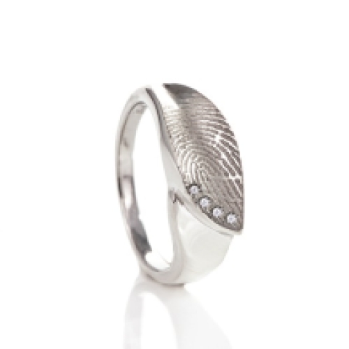 Zilveren ring met vingerafdruk in gebogen vlak met 4 stenen