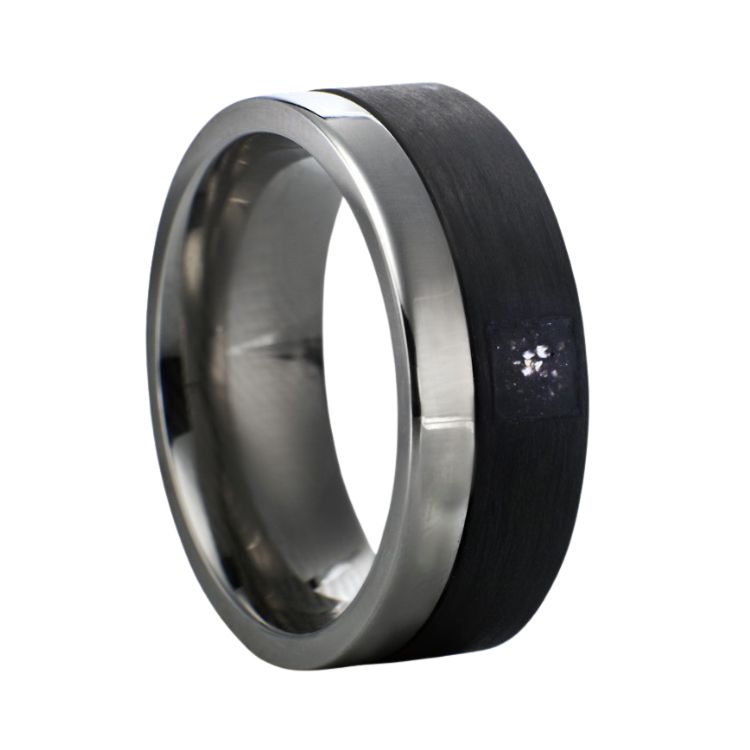 Titanium met Carbon ring met een open askamer