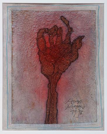 Hugo Heyens met een klein kunstwerkje uit 1976