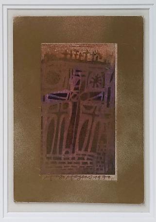 Hugo Heyens met een klein kunstwerkje uit 1970