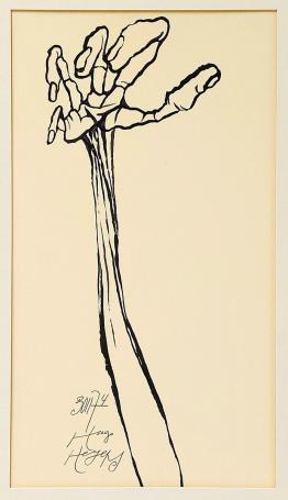 Hugo Heyens met een kunstwerk uit 1974