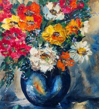 Stilleven met bloemen in blauwe bolvaas