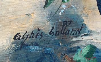 Stilleven met bloemen in blauwe bolvaas