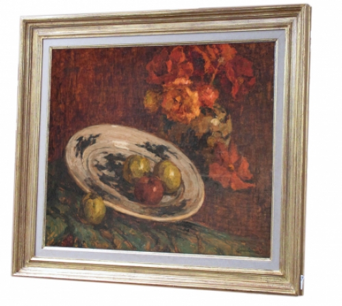 Stilleven met bloemen en appels in een schaal