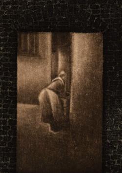 Door de muur kijkend E.A.