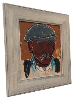 De man met snor en pet