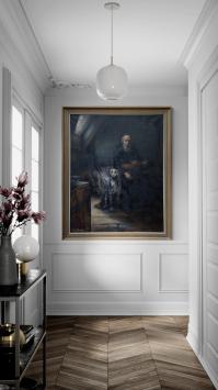 Oude man met viool en hond op de zolderkamer