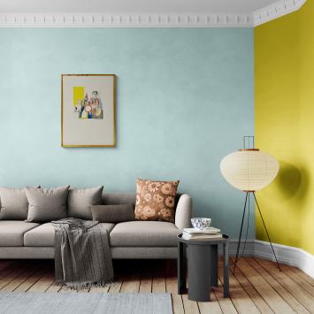 Kindje met speelgoed 1972