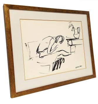Dame al lezend aan de tafel in een zetel