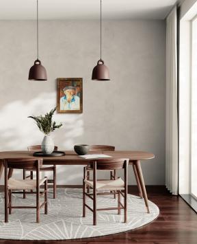 Oude man met pet in rijkelijk interieur
