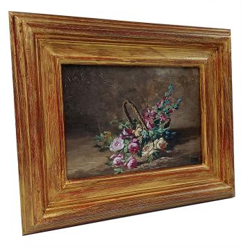 Korfje met bloemen op tafel