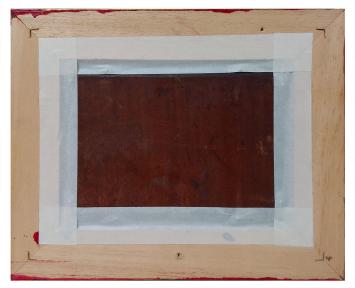 Korfje met bloemen op tafel