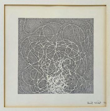 Keith Elliot met een kunstwerkje uit 1975