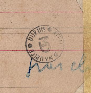 Vrouw met hoedje en regenjas