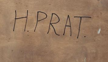 Straataanzicht met kleine fontijn