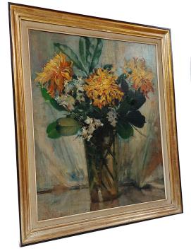 Stilleven met gele bloemen in doorzichtige vaas