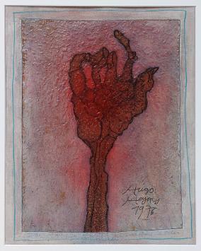 Hugo Heyens met een klein kunstwerkje uit 1976