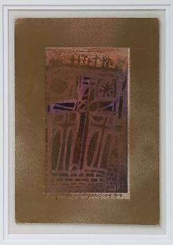 Hugo Heyens met een klein kunstwerkje uit 1970