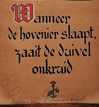 Kunstenaar Frans Van Immerseel  met een werkje op papier