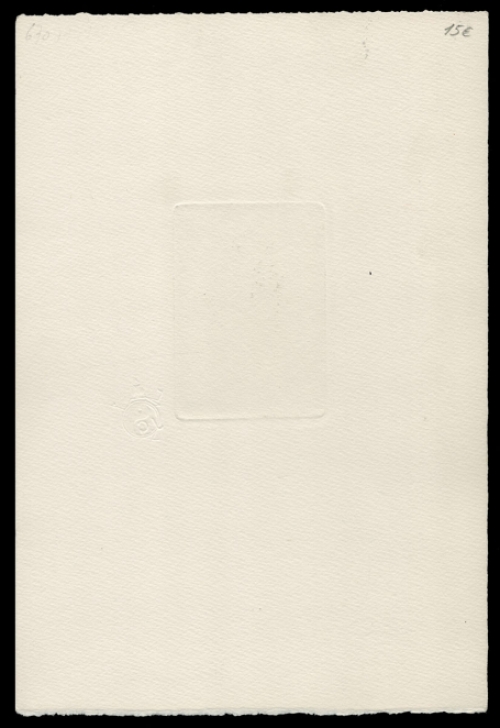 Winter, boom en beekje aan het appartementsblok