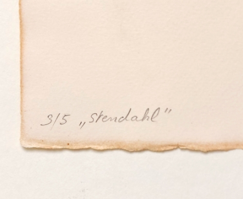 Jan Leenknegt met een kunstwerkje op papier