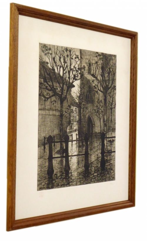 Stadspleintje met kerkportaal