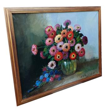 Kleurrijke bloemen in een groen gele bolvaas
