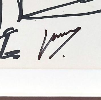 Jos Mous met een tekening in viltstift