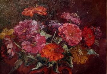 Jos Mous met een kunstwerk met bloemen