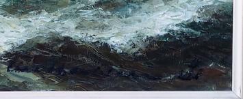 De woeste golven tegen de brugpeilers