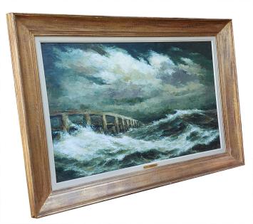 De woeste golven tegen de brugpeilers