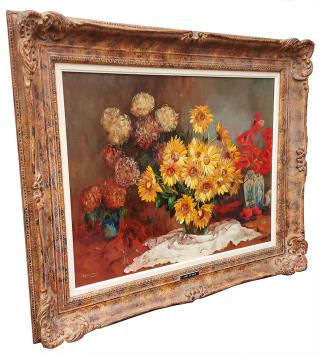 Rijkelijk bloemstilleven op wit tafelnapje