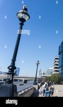 Mensen flanerend op de Grants Quay Wharf in Londen