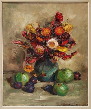 Stilleven van Leo Van Droogenbroeck met appels, pruimen en vaas met oranjerode droogbloemen op tafel, olieverf op karton