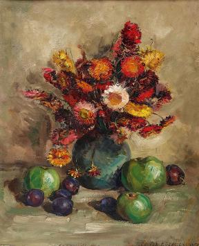 Nature morte de Leo Van Droogenbroeck avec pommes, prunes et vase de fleurs séchées rouge orangé sur table, huile sur carton