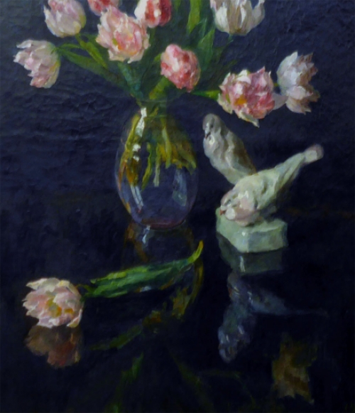 Nature morte De duifjes (1929) de Leo Engels à l’huile sur toile avec tulipes et figurine de colombes en porcelaine.