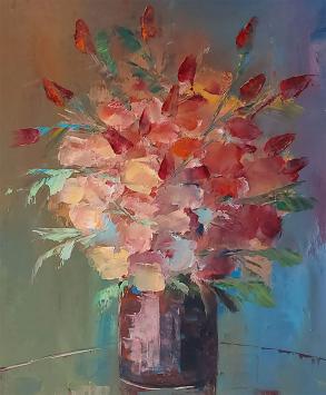 Leo Jordaens met een schilderij van bloemen in een vaas