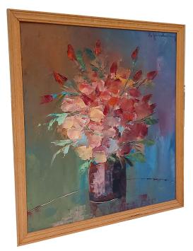 Bloemen in een moderne achthoekige vaas