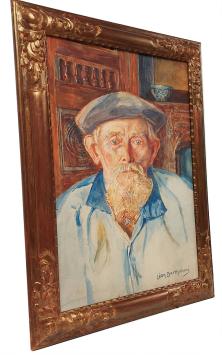 Oude man met pet in rijkelijk interieur