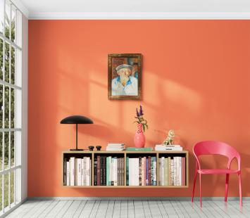 Oude man met pet in rijkelijk interieur