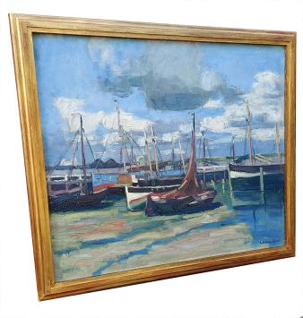 Bootjes met zeilen aan de kust